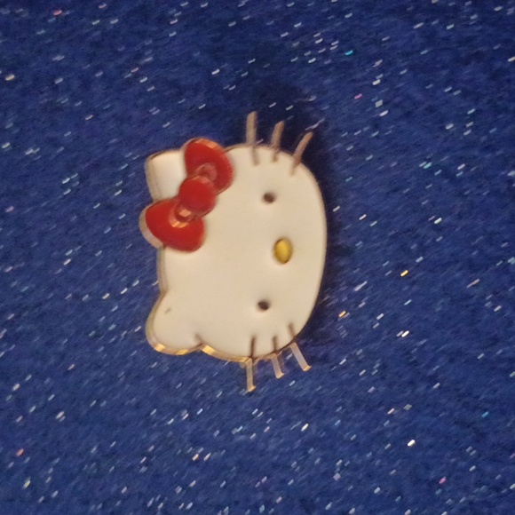 Sanrio set of 7 Hello Kitty enameled pins - Picture 9 of 9